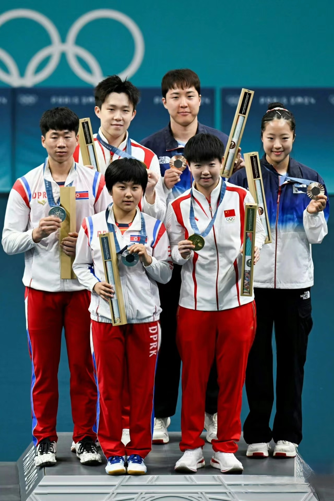韩国选手击败对手登顶领奖台